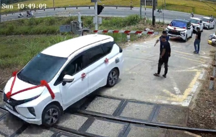 Bức xúc vụ xe rước dâu mắc kẹt trên đường ray khi tàu đang tới vì vượt rào chắn: Lý do không ngờ thật.