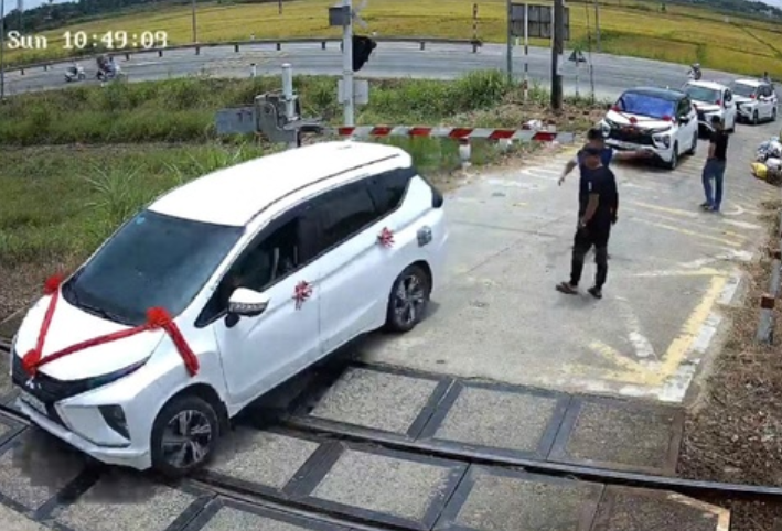 Bức xúc vụ xe rước dâu mắc kẹt trên đường ray khi tàu đang tới vì vượt rào chắn: Lý do không ngờ thật.