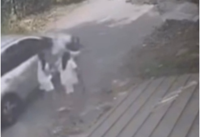Camera ghi lại khoảnh khắc ô tô lao như bay, tông tuvong người phụ nữ đang đi bộ cùng 3 trẻ em ở TP HCM