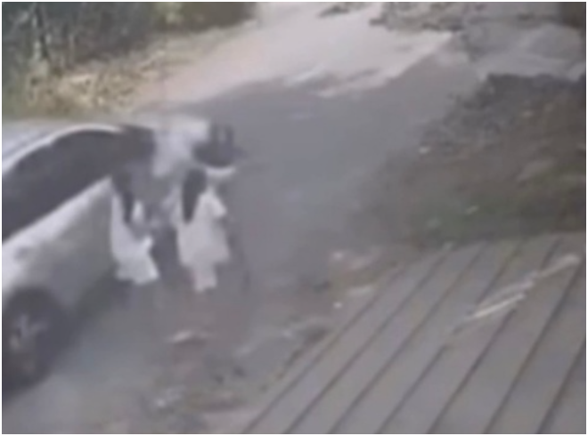 Camera ghi lại khoảnh khắc ô tô lao như bay, tông tuvong người phụ nữ đang đi bộ cùng 3 trẻ em ở TP HCM