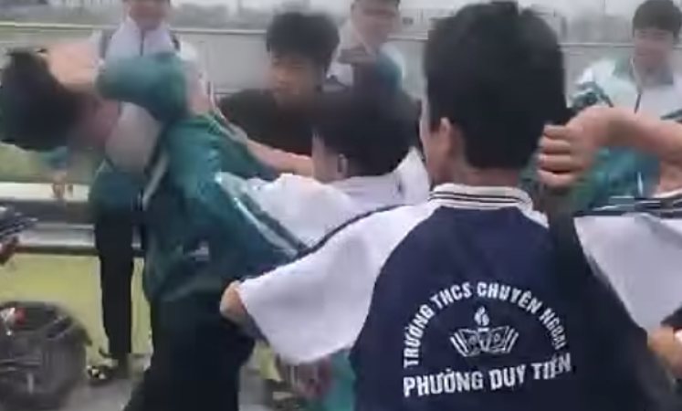 CA vào cuộc vụ học sinh lớp 9 bị bạn dùng thắt lưng đ:á::nh hội đồng: Chuyến này đi xa nguyên đám rồi.