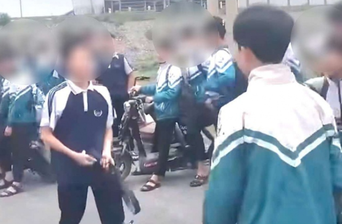 Trường THCS Chuyên Ngoại (Ninh Bình) lên tiếng vụ học sinh lớp 7 hà:nh hu::ng đàn anh lớp 9: Thôi xong các em thật rồi.
