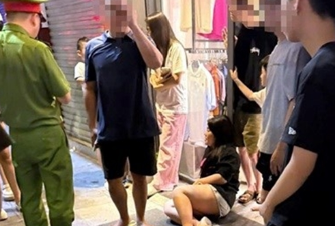 Thôi xong, CA vào cuộc vụ một cô gái bị đ:á::nh gục khi hai nhóm thanh niên h:ỗn ch:iến trên phố ở Hà Nội: Bức xúc quá đi.