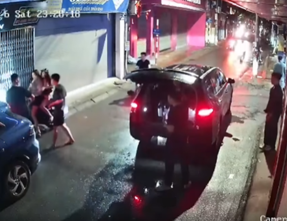 Lại thêm 1 nhóm thanh niên nữa tr:êu gh:ẹo 2 cô gái không thành liền quay ra h:ành hu:ng Không chấp nhận được.