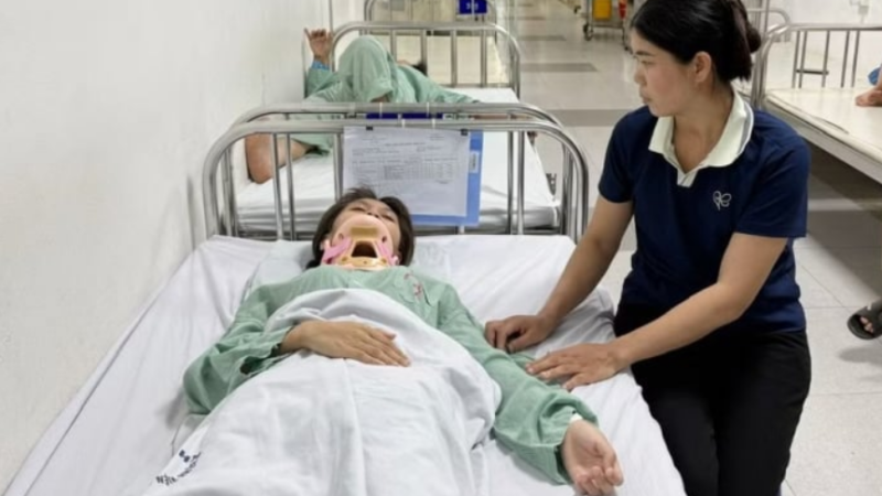 Mẹ của nữ sinh lớp 10 bị đ:á::nh hội đồng: “Tôi hỏi con tôi vì sao bị bằ:m t:ím, đa:u nh:ức toàn thân thế kia, thì nó trả lời bị té cầu thang”