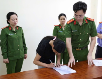 Mẹ của nữ sinh lớp 10 bị đ:á::nh hội đồng kể tiếp: Cháu K s:ợ h:ãi đến mức luôn tìm cớ nghỉ học vì sợ bị đ:á::nh tiếp”